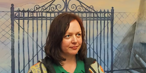 Csík Mónika – Béla, a bársonyos c. versét szavalja el a Magyarság Háza Galériában