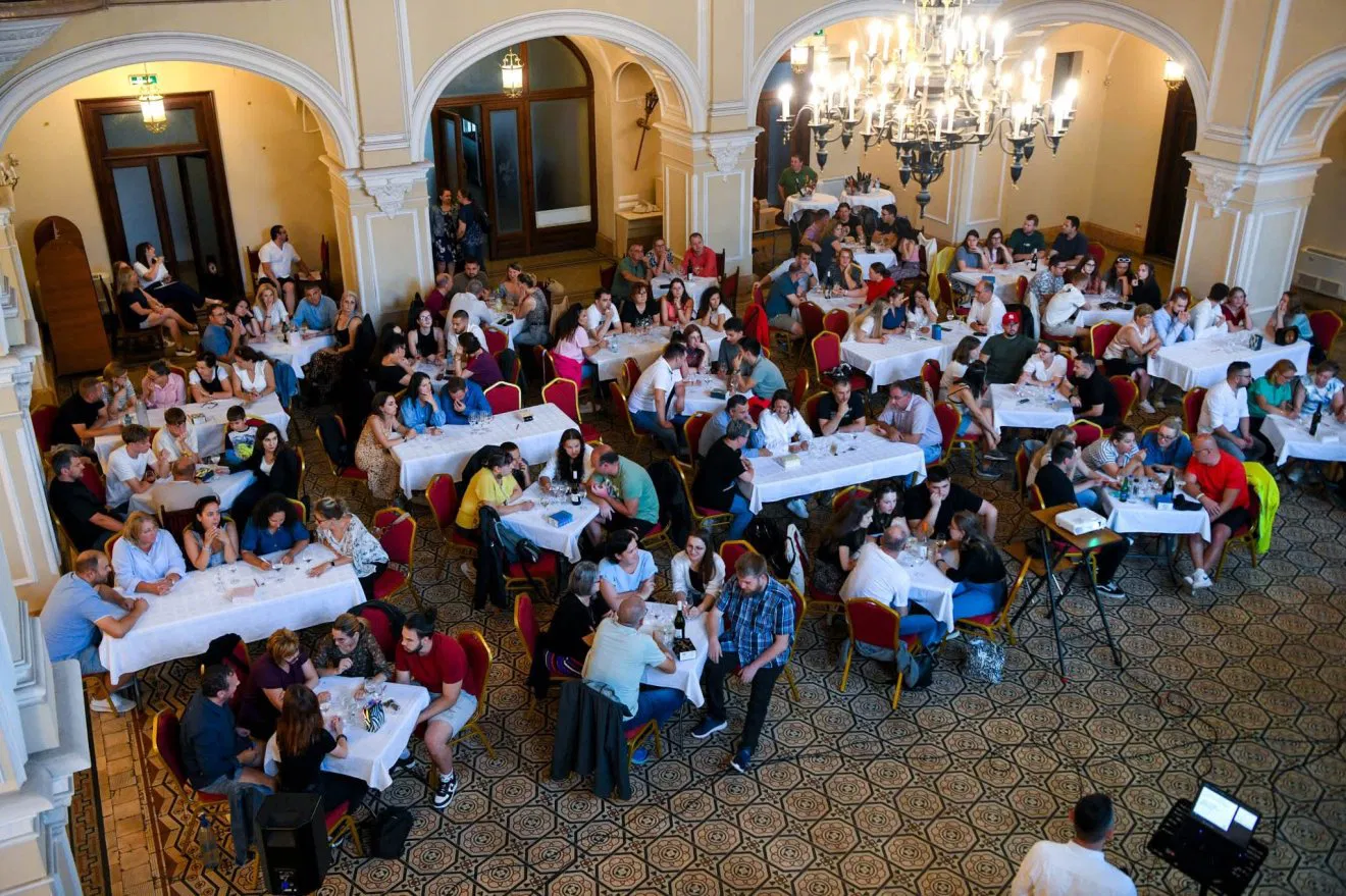 A budapesti Magyarság Háza és a világrekorder Kovács Zsolt kvízmester Egy a nemzet! címmel, Erdély témakörében szervez kvízbajnokságot magyarországi diákoknak.