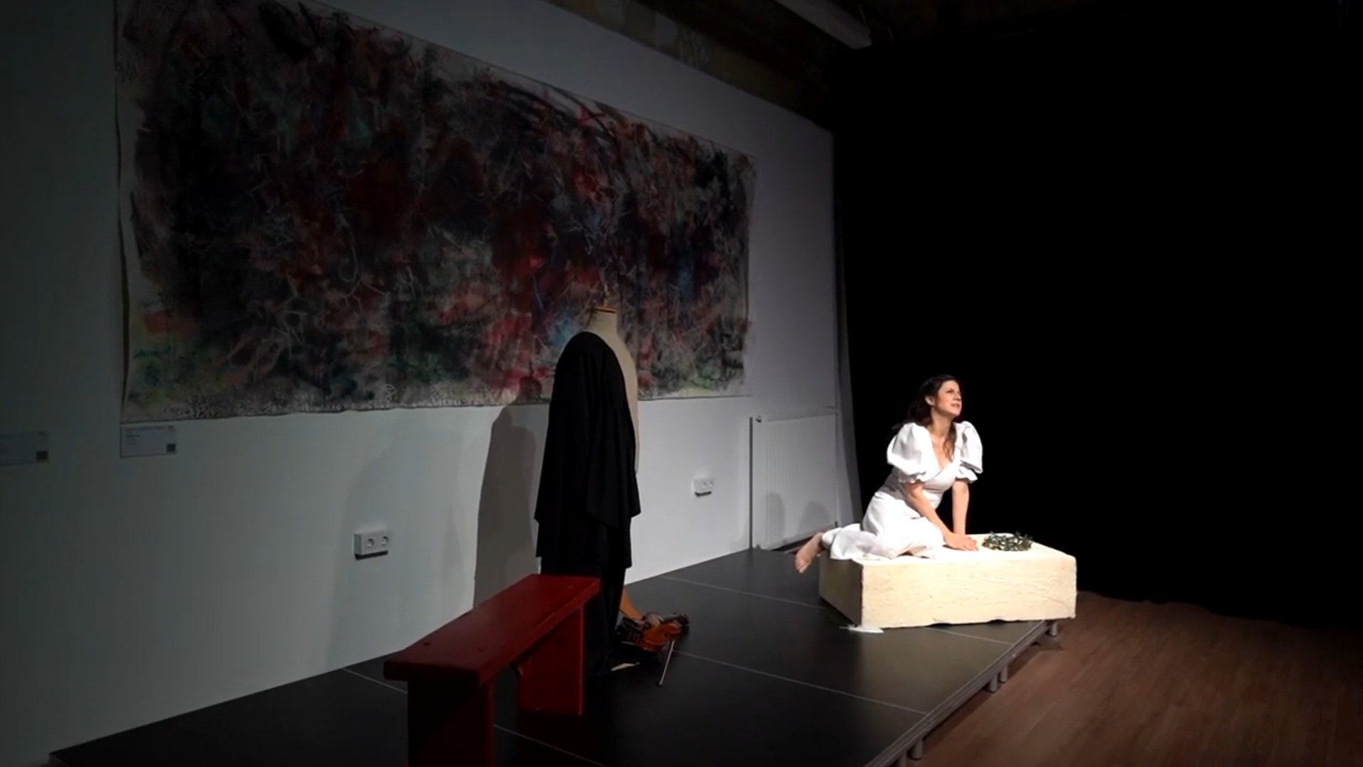 A vajdasági Szemerédi Bernadett előadásában: Psyché és Nárcisz. MAGYARSÁG HÁZA TEÁTRUM.