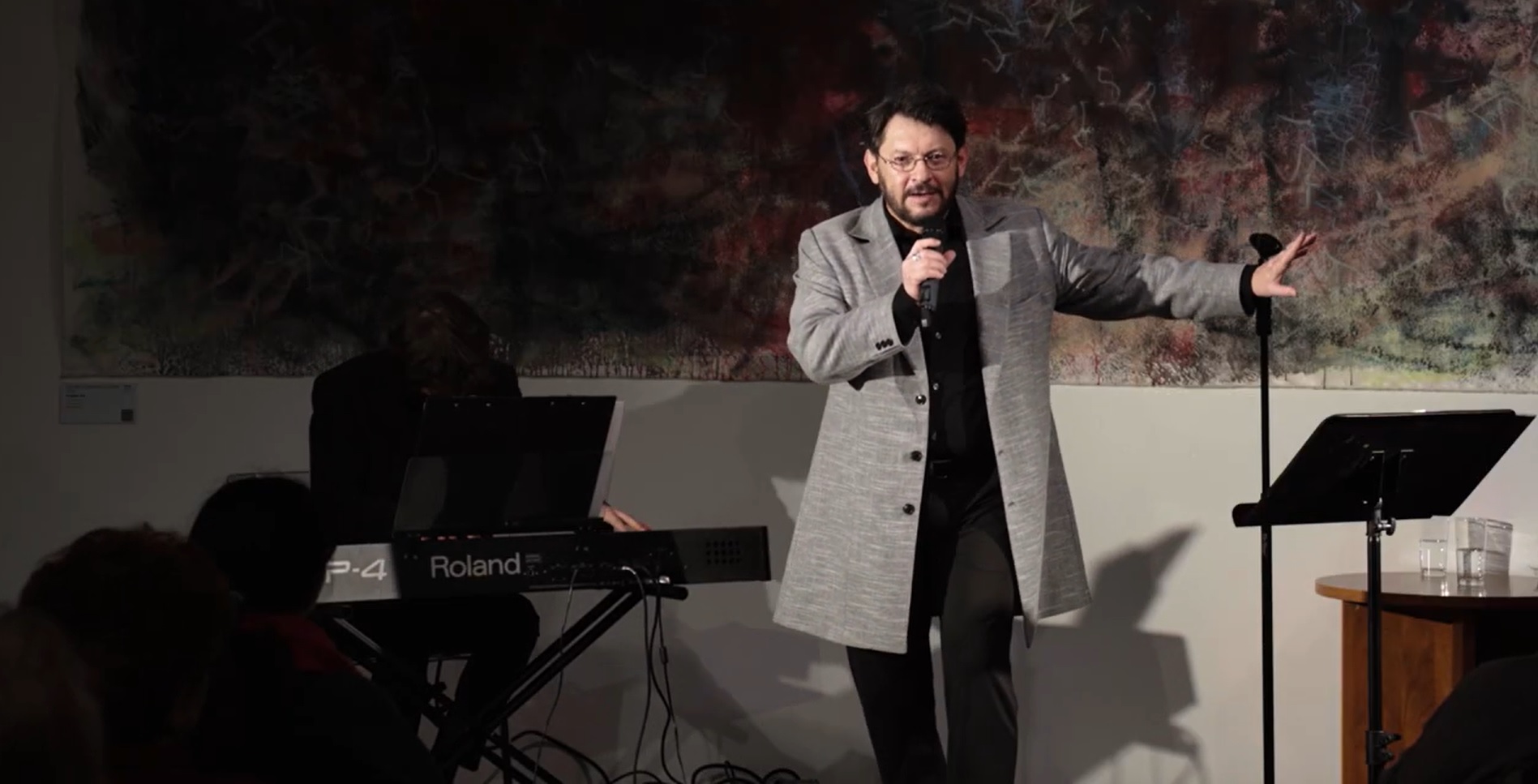 Az indiánok nem hagynak cserben minket… Történelemóra görbe tükörrel és fekete zongorával – Az erdélyi Laczkó Vass Róbert és Szép András előadóestje. MAGYARSÁG HÁZA TEÁTRUM.