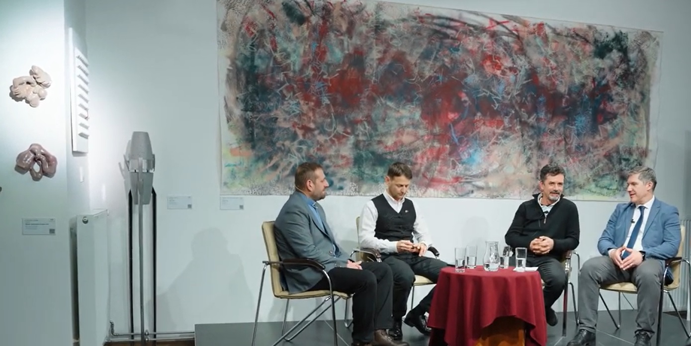 TABUK NÉLKÜL. Tehetségek útja a Kárpát-medencében. Kerekasztal-beszélgetés.