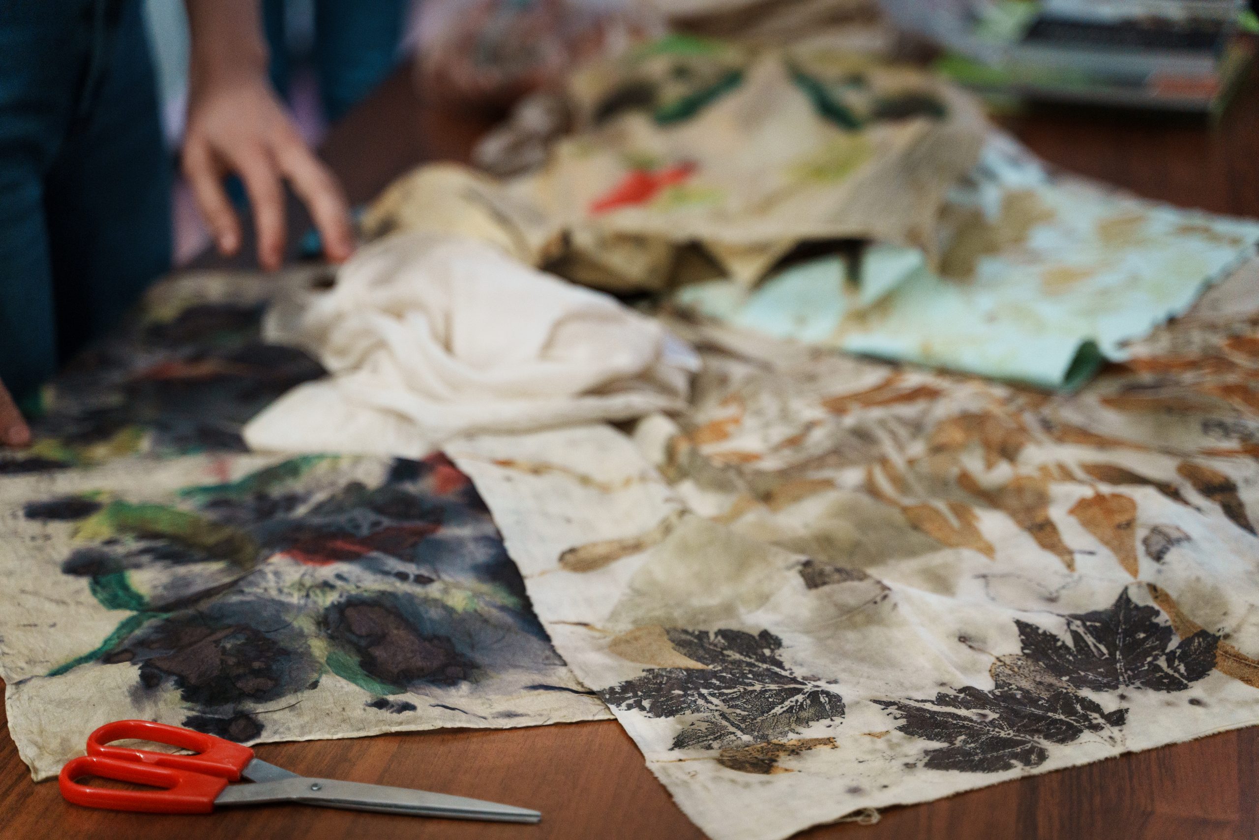 Eco Print Workshop. Selyemkendőfestés növényekkel Zsigrai Eszter (Felvidék) képzőművész vezetésével.